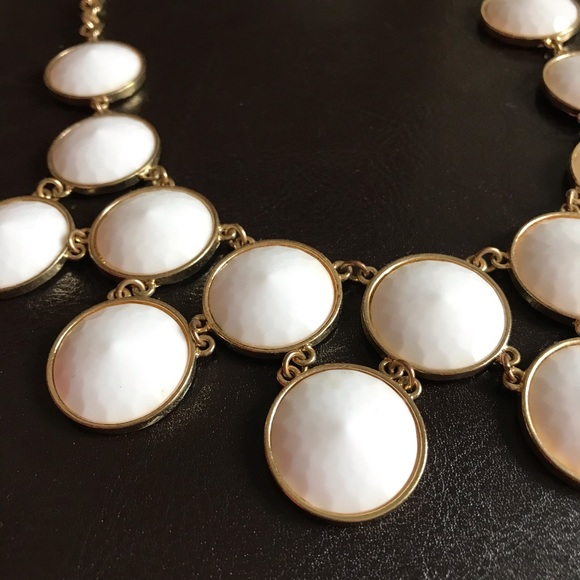 Francesca’s statement necklace | white and gold - Picture 3 of 3